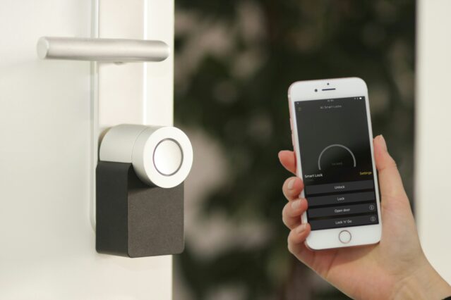 smart home security system to connect locks to your mobile phone